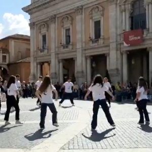 Il Flash Mob che danza il suo NO allo stigma in Piazza del Campidoglio