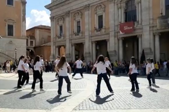 Il Flash Mob che danza il suo NO allo stigma in Piazza del Campidoglio