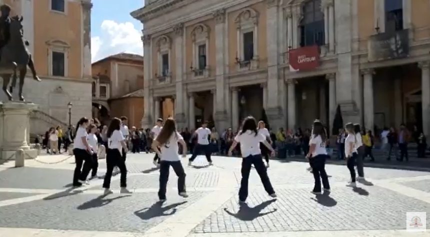 Il Flash Mob che danza il suo NO allo stigma in Piazza del Campidoglio