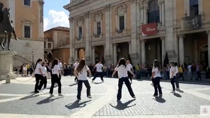 flashmob.romens Il Flash Mob che danza il suo NO allo stigma in Piazza del Campidoglio
