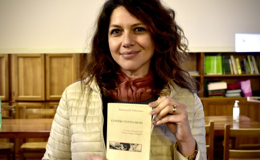 Contro tutti i muri. La vita e il pensiero di Franca Ongaro Basaglia, di Annacarla Valeriano.