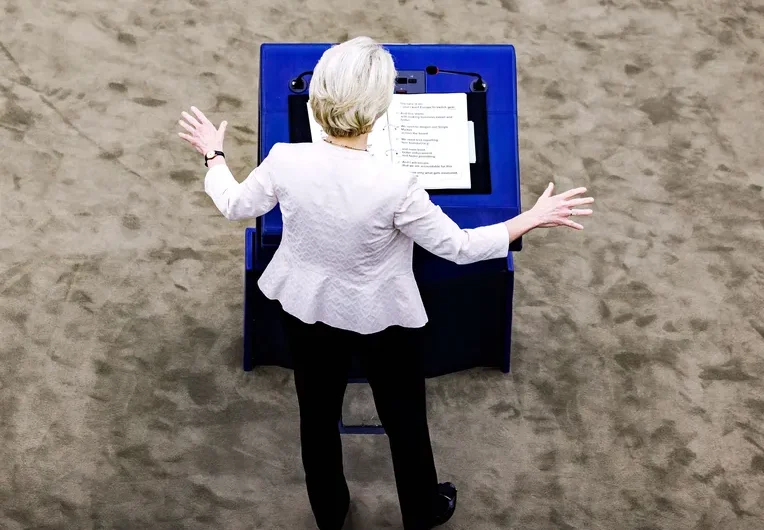 fonte: https://www.google.com/url?sa=i&url=https%3A%2F%2Fwww.kauppalehti.fi%2Fuutiset%2Fnyt-se-on-varmaa-ursula-von-der-leyen-jatkaa-eu-komission-johdossa-selvalla-mandaatilla%2Faf643981-8d22-489c-8e5e-190e62c8a4d9&psig=AOvVaw3CHFfFBpsE0c15r2gVaHll&ust=1726669478154000&source=images&cd=vfe&opi=89978449&ved=0CBcQjhxqFwoTCNDM0bKXyogDFQAAAAAdAAAAABAt