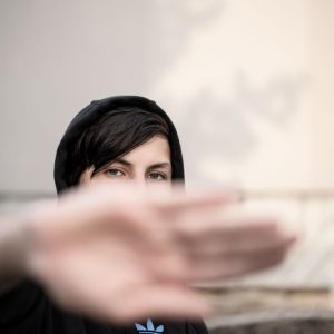 Giovani e violenza: quel binomio da scardinare a cui siamo troppo abituati