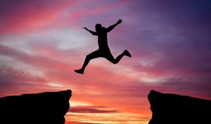 uomo che salta Transizione ai servizi di salute mentale per adulti: una comparazione a livello multinazionale