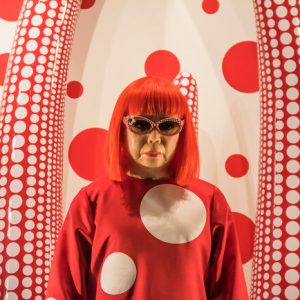 Yayoi Kusama, l’artista che trasforma l’ansia in infinito. Quando l’arte si fa cura