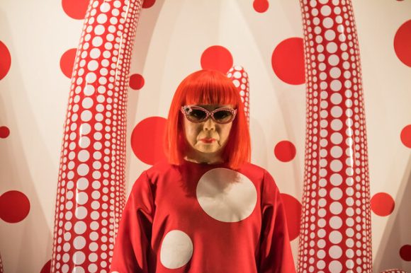 Yayoi foto (1) Yayoi Kusama, l’artista che trasforma l’ansia in infinito. Quando l’arte si fa cura